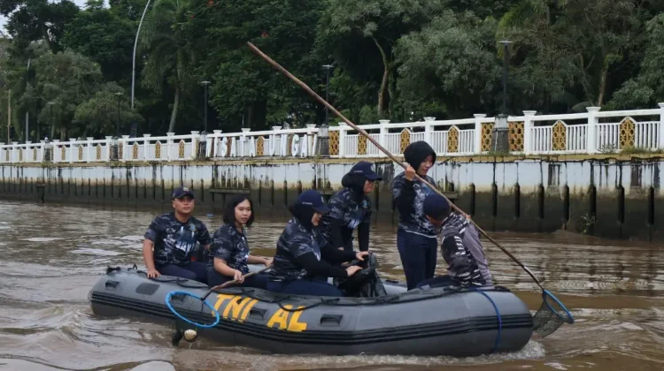 Lanal Banjarmasin Bersama TNI-Polri  Bersih-bersih Sungai Martapura