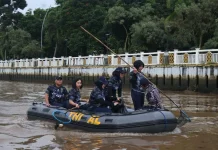 Lanal Banjarmasin Bersama TNI-Polri  Bersih-bersih Sungai Martapura
