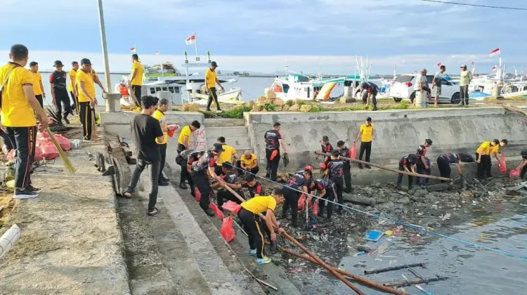 Aksi Gerakan Asri, Polres Bone dan Brimob Bersihkan TPI Bajoe