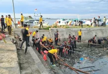 Aksi Gerakan Asri, Polres Bone dan Brimob Bersihkan TPI Bajoe