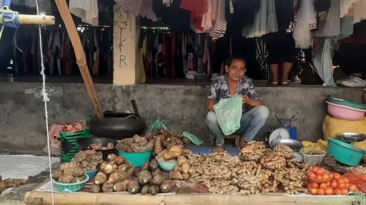 Tiga Dekade Ubi Keladi Markus Meno di Pasar Wolowona
