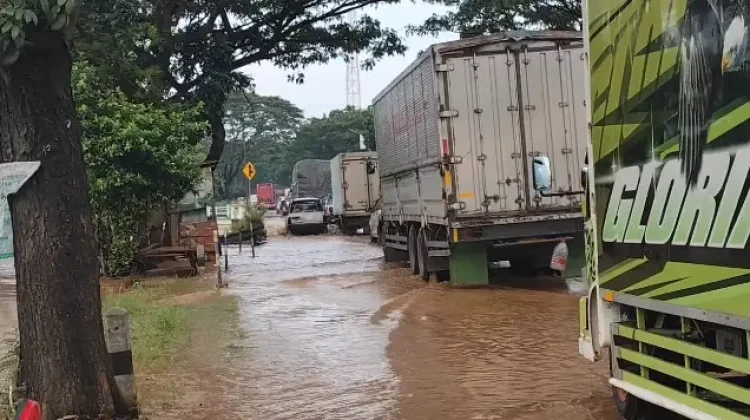 Jalur Pantura Pati–Rembang Tergenang Limpasan Kali Simo