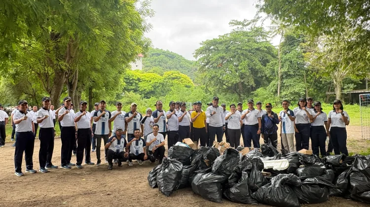 Lanal Labuan Bajo dan KRI Diponegoro-365 Gelar Aksi Bersih Pantai Pede
