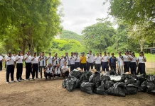 Lanal Labuan Bajo dan KRI Diponegoro-365 Gelar Aksi Bersih Pantai Pede