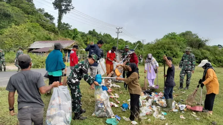 Personil Kodim 0115 Simeulue Bersih-Bersih Lingkungan Desa