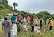 Personil Kodim 0115 Simeulue Bersih-Bersih Lingkungan Desa