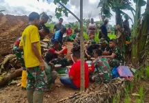 Kebersamaan Prajurit dan Warga Warnai TMMD Sikka