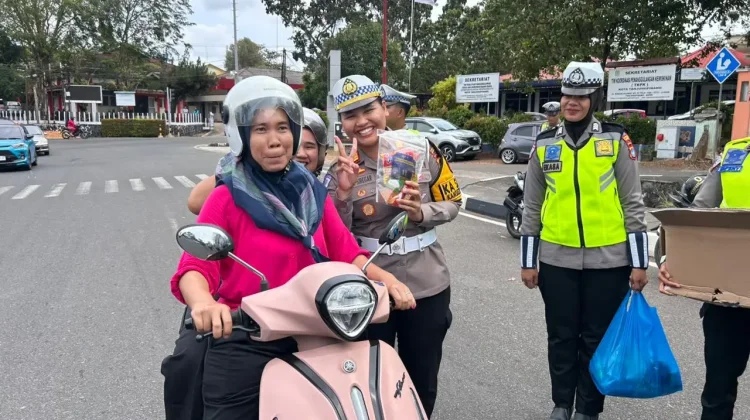 Satlantas Polresta Tanjungpinang Bagikan Sembako  Pengendara Tertib