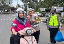 Satlantas Polresta Tanjungpinang Bagikan Sembako  Pengendara Tertib