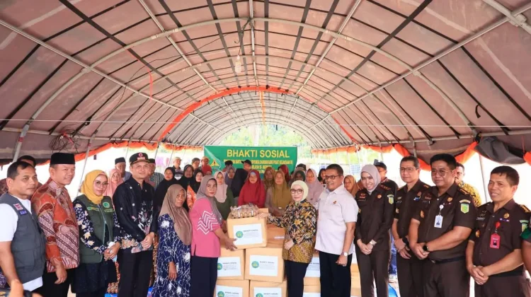 Ikatan Adhyaksa Dharmakarini Bantu Korban Bencana Padang Pariaman