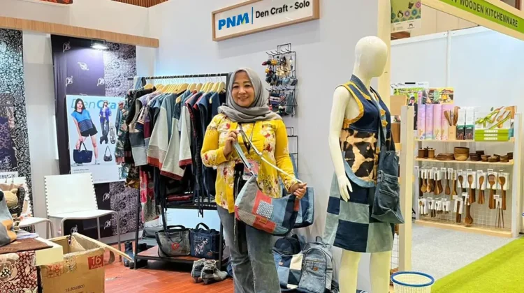 Jeans Bekas Mengantar Erna Tembus Pameran Kerajinan Nasional