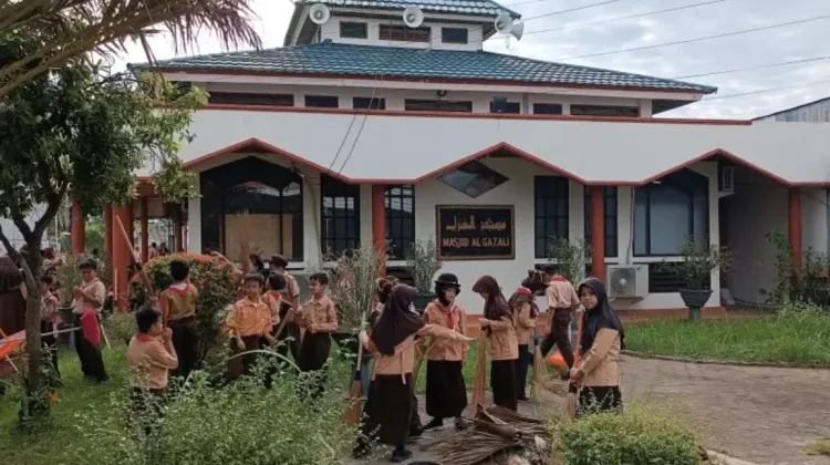 Kwarcab Pramuka Kerahkan 9.040 Personil untuk Bersih-Bersih Masjid