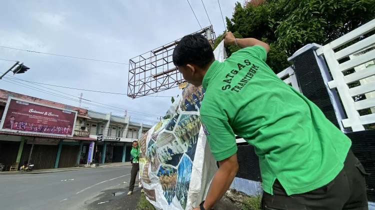 Satpol PP-WH Aceh Barat Tertibkan Reklame Semrawut