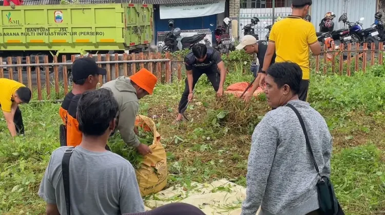 HMI Lampung Selatan Bersih-Bersih Kantor Pos 1883 di Kalianda