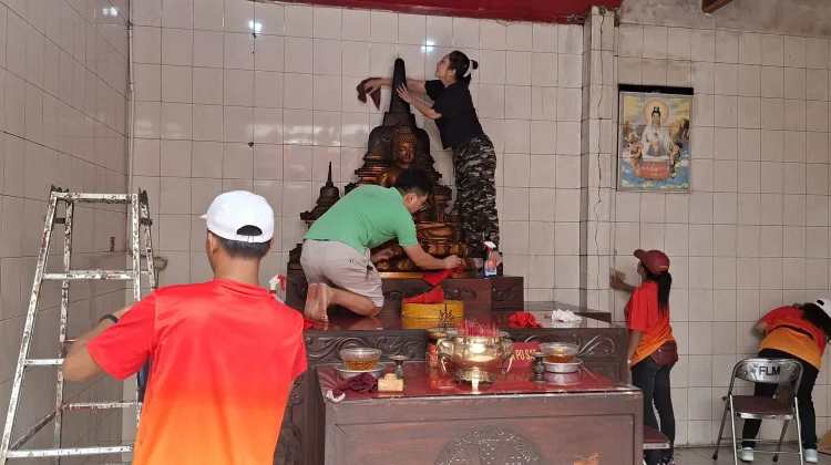 Relawan Lintas Iman Bersihkan Kelenteng Sambut Imlek
