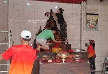 Relawan Lintas Iman Bersihkan Kelenteng Sambut Imlek