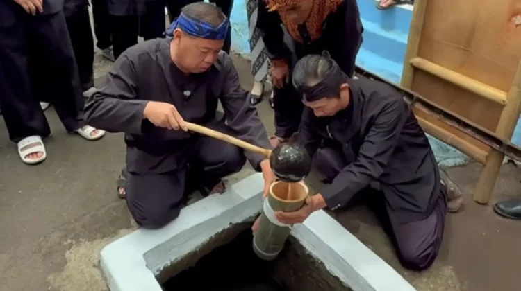 Ngaruwat Jagat' Jaga Alam dan Air Kehidupan Sangraja Majalengka