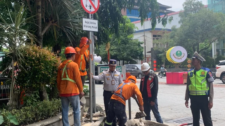 Dishub Solo Kembali Lanjutkan Pemasangan Papan Larangan Bajaj Melintas