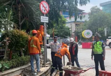 Dishub Solo Kembali Lanjutkan Pemasangan Papan Larangan Bajaj Melintas