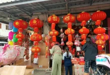 Permintaan Lampion untuk Imlek Belum Surut di Sungailiat