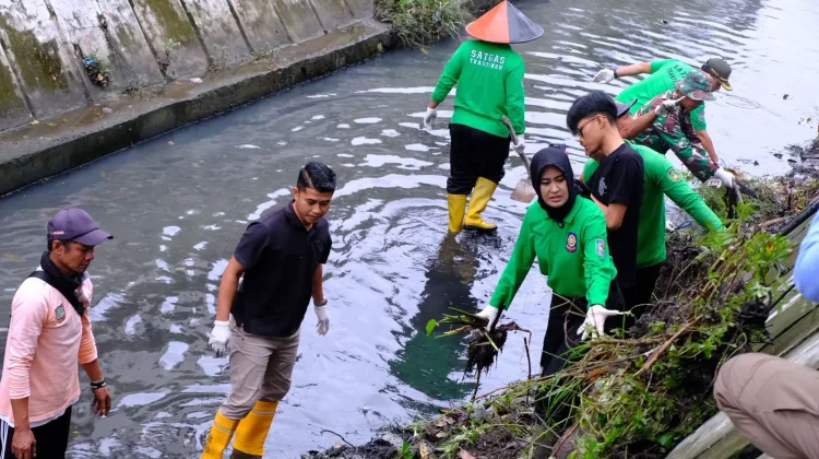 Sambut HUT Kota Solo dan Satpol-PP, Pemkot Bersihkan Kali