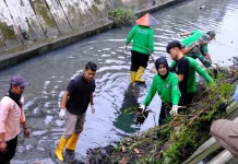Sambut HUT Kota Solo dan Satpol-PP, Pemkot Bersihkan Kali