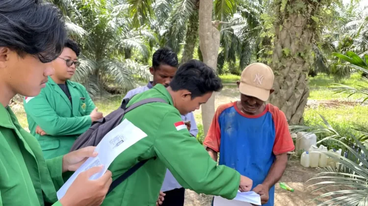 Mahasiswa dan Warga Kawal Distribusi Pupuk Subsidi