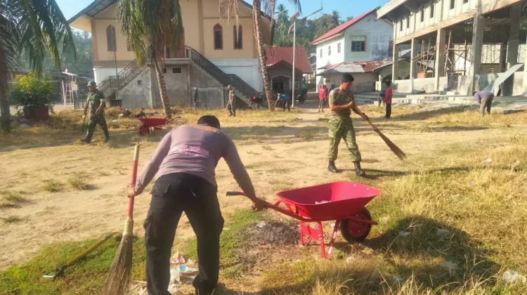 Sambut Ramadhan, Polisi, TNI dan Warga Gotong Royong