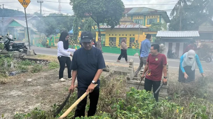 Gerakan ASRI, ASN KUA Ulaweng Kompak Bersihkan Masjid dan Lingkungan