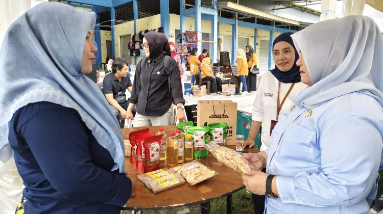 Wabup Surya Kunjungi Lapak UMKM Rumah BUMN dan Beli Produk Lokal