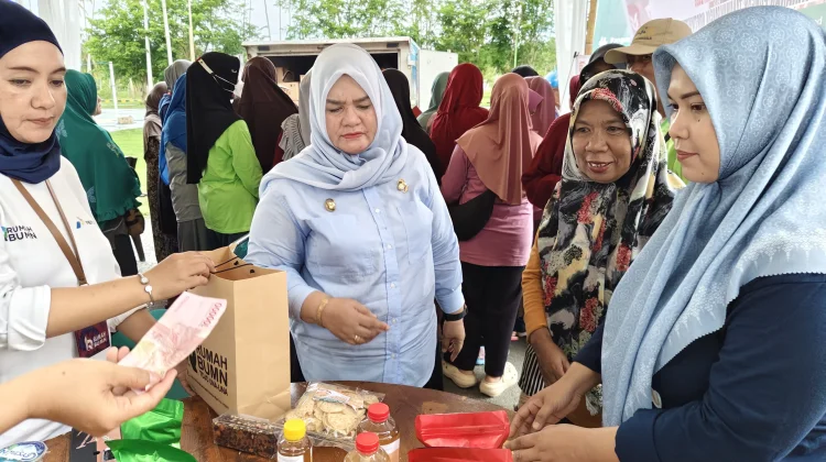 Wabup Surya Kunjungi Lapak UMKM Rumah BUMN dan Beli Produk Lokal