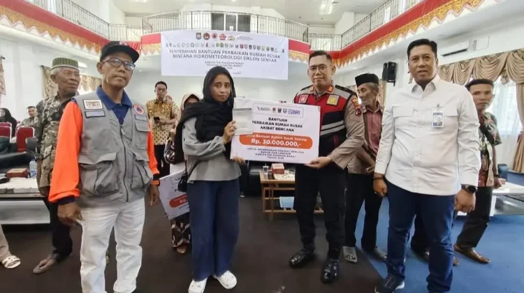 Menko PMK Serahkan Bantuan Stimulan Perbaikan Rumah