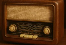 Radio, Media Tua yang Bertahan di Era Digital