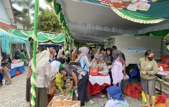 Menjelang Ramadan, Pasar Murah Diserbu Warga