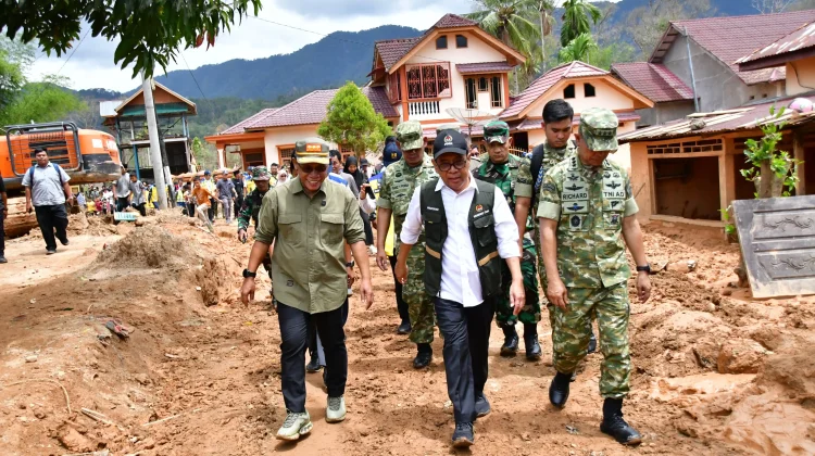 Menko PMK Pratikno Tinjau Lokasi Terdampak Banjir Tapteng