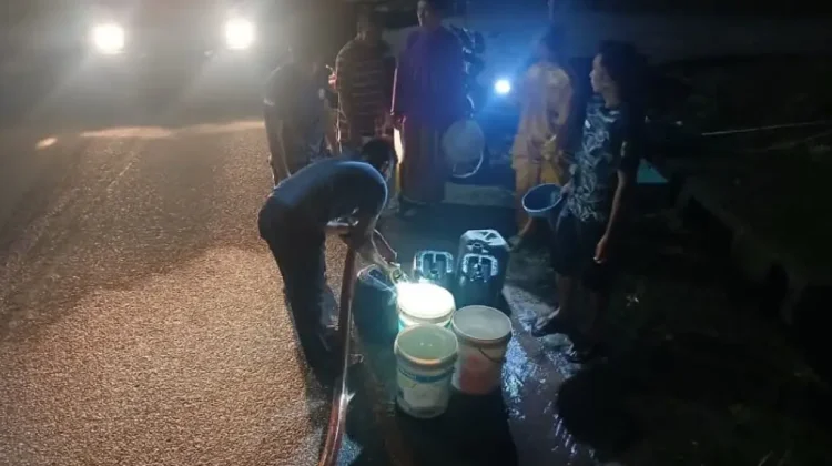 Damkar Lingga Salurkan Air Bersih ke Musai