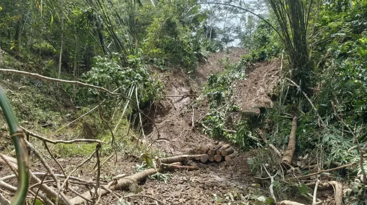Longsor di Desa Cikakak Tutup Akses Jalan Warga