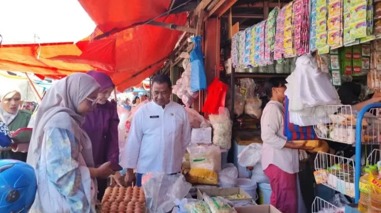 Satgas Saber Pangan Pantau Harga Pangan Pasar Simpang Tiga Pasbar