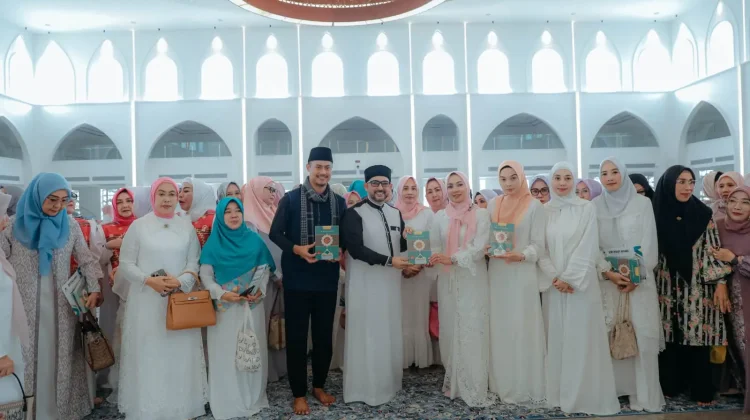 Ketua PKK Lampung Hadiri Safari Dakwah “Wakaf One Family One Quran”
