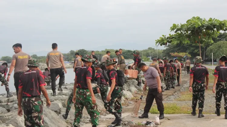 Sinergi TNI, Polri dan Pemkot Palu Bersihkan Kota Dari Sampah