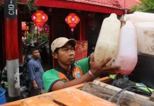 Jelang Imlek, DLH DKI Bersihkan Klenteng dan Vihara