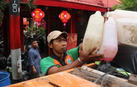 Jelang Imlek, DLH DKI Bersihkan Klenteng dan Vihara