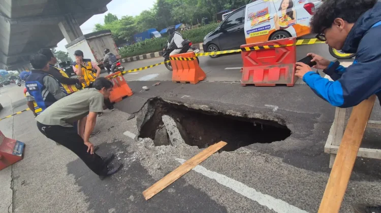 Jalan Sholeh Iskandar Amblas, PUPR Bogor Pasang Terpal