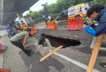 Jalan Sholeh Iskandar Amblas, PUPR Bogor Pasang Terpal