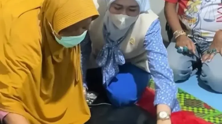 Ketua DPRD Cianjur Metty, Kunjungi Bocah Pengidap TBC
