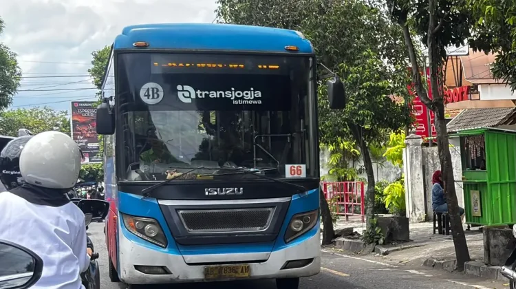 Dua Armada Bus Sekolah Atasi Permasalahan Trans Jogja Jalur 14