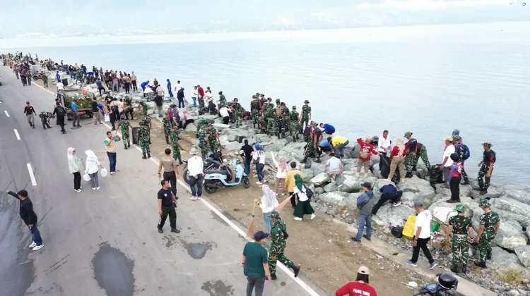 Karya Bakti TNI Bersihkan Pasar Masomba dan Kampung Nelayan