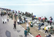 Karya Bakti TNI Bersihkan Pasar Masomba dan Kampung Nelayan