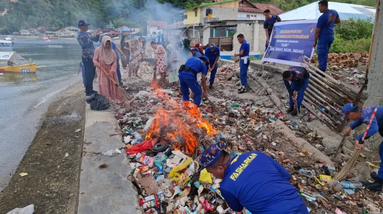 Dukung ASRI, Dit Polairud Polda Gorontalo Bersihkan Pantai Botubarani