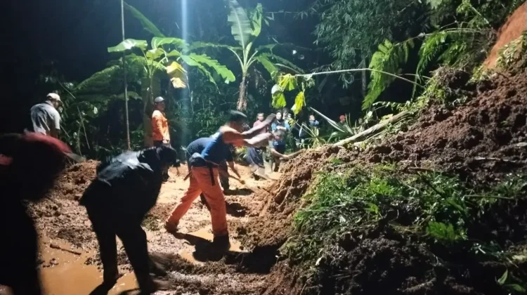 Hujan, Jalan di Desa Karanglayung Tasikmalaya Tertimpa Longsor